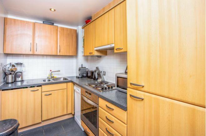 Room In Stratford With Private Bathroom And Parking Лондон Экстерьер фото